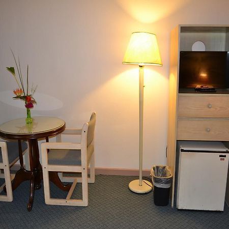 Hotel West Plaza Desekel Koror Esterno foto
