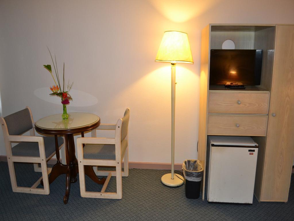 Hotel West Plaza Desekel Koror Esterno foto