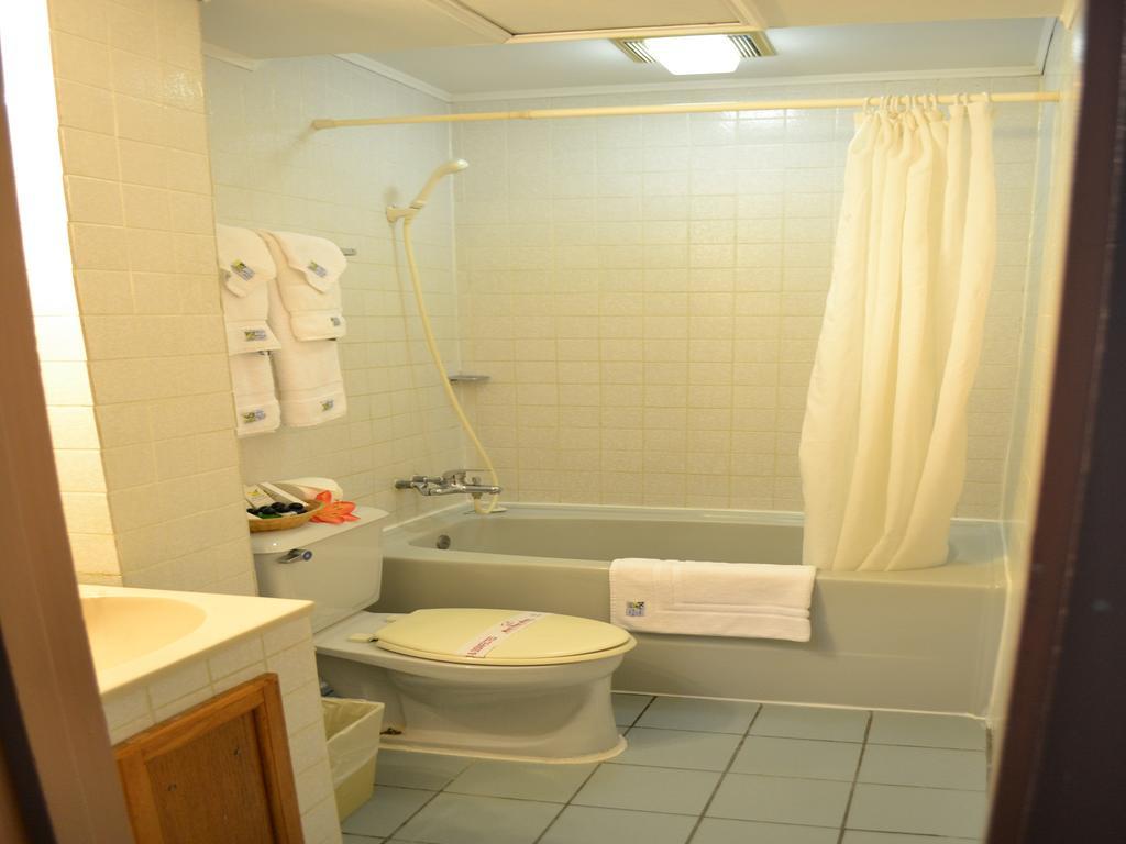 Hotel West Plaza Desekel Koror Esterno foto