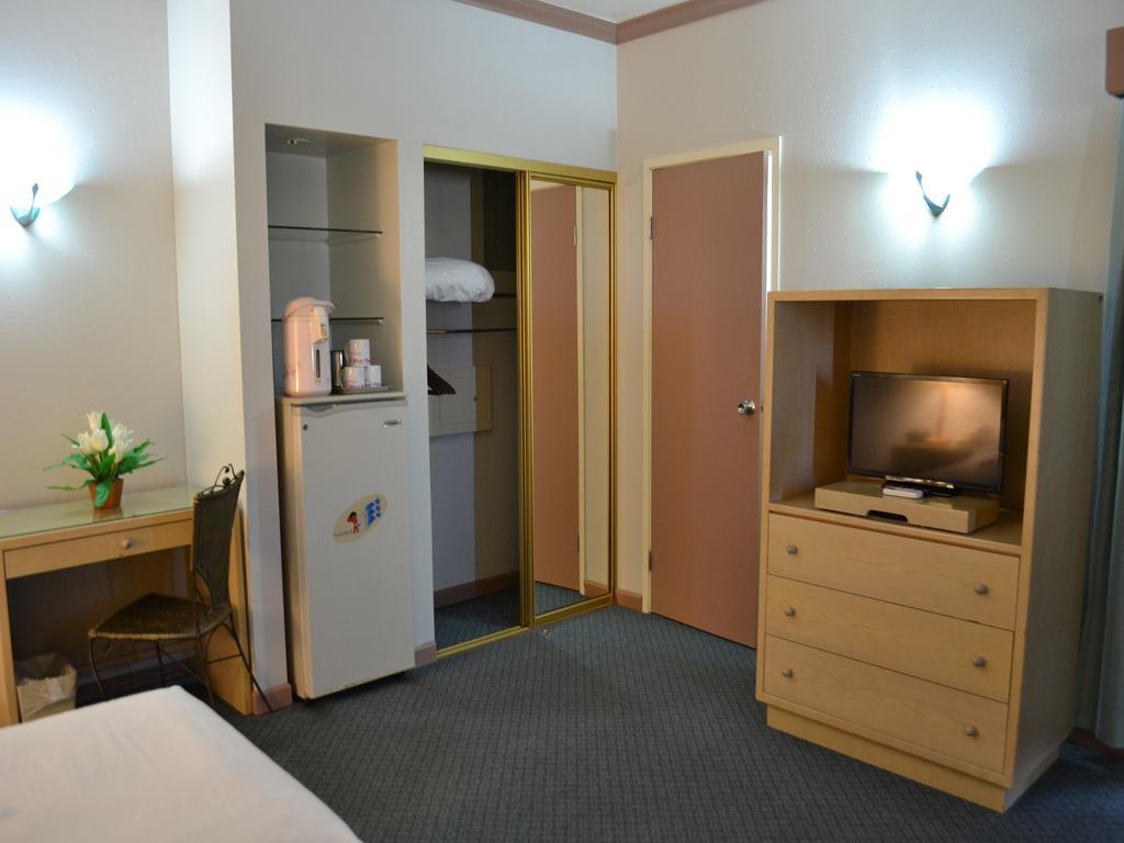 Hotel West Plaza Desekel Koror Esterno foto