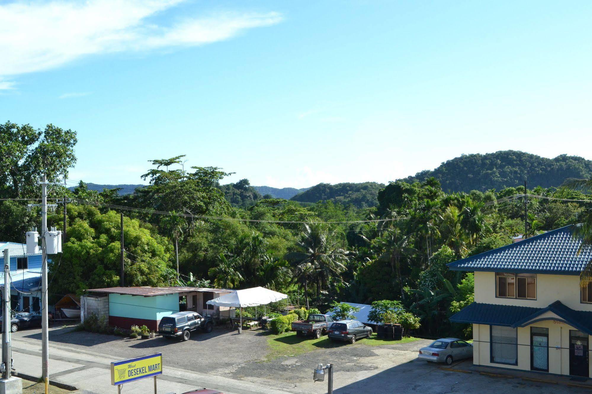 Hotel West Plaza Desekel Koror Esterno foto