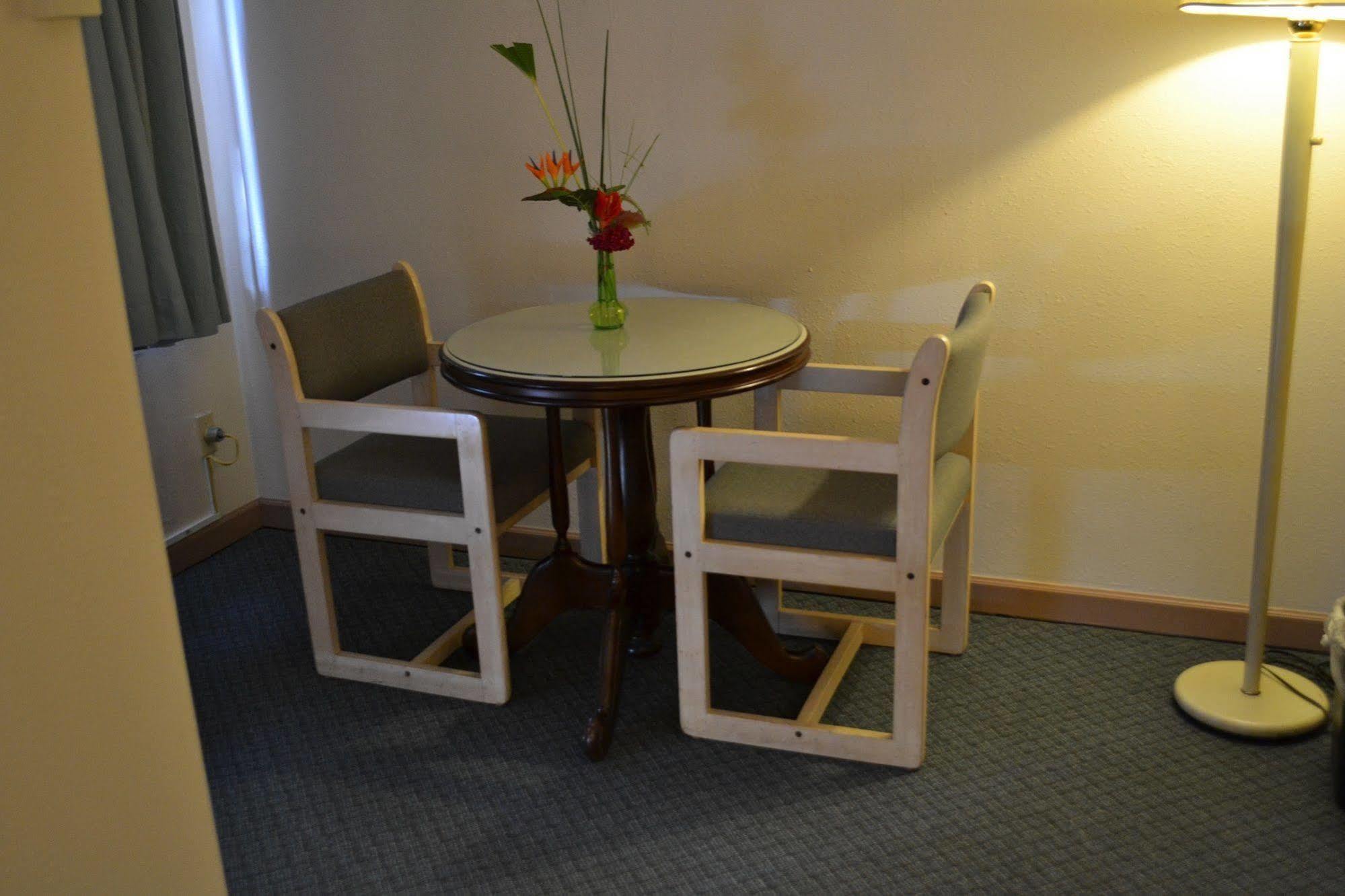 Hotel West Plaza Desekel Koror Esterno foto