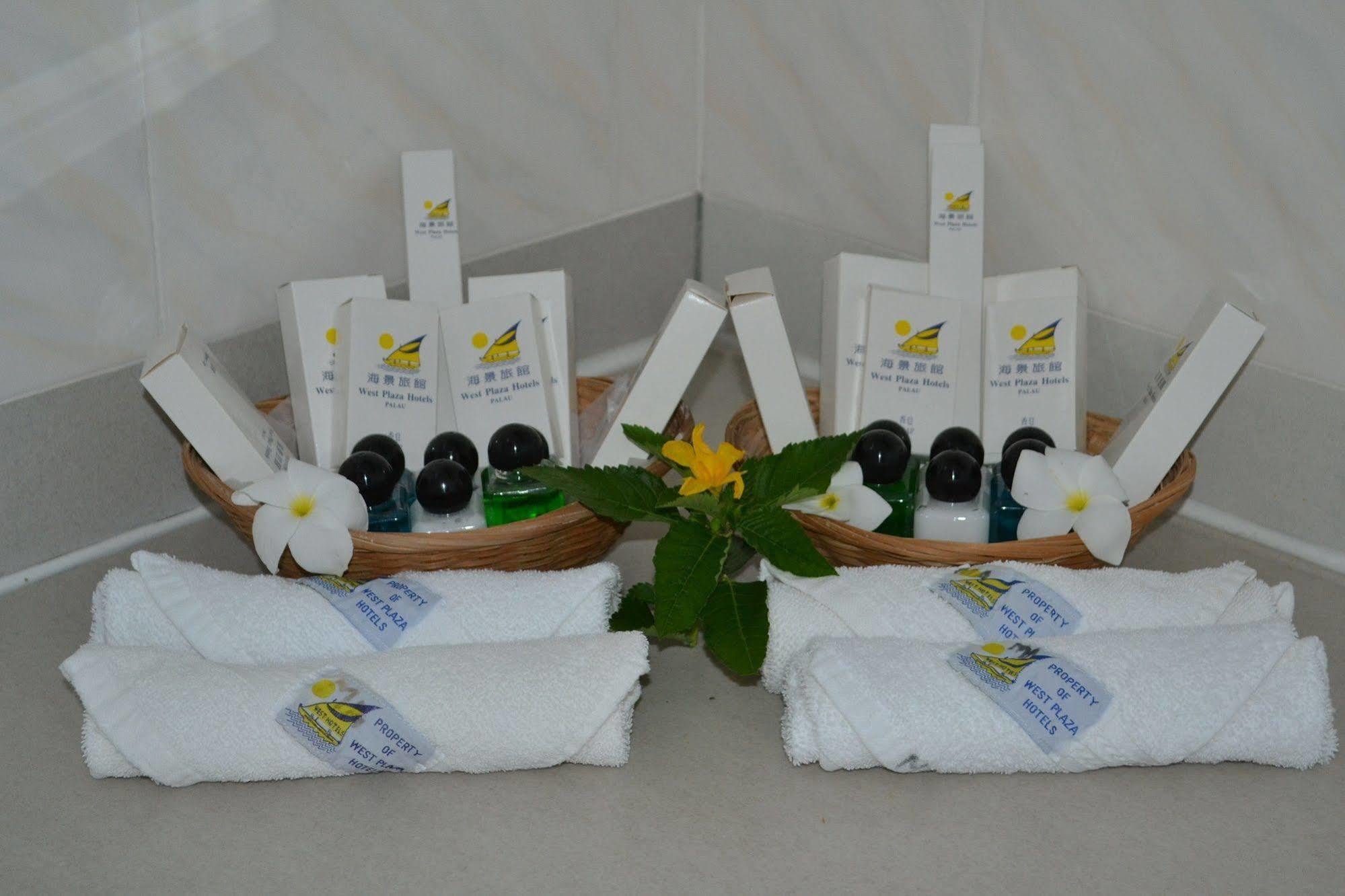 Hotel West Plaza Desekel Koror Esterno foto