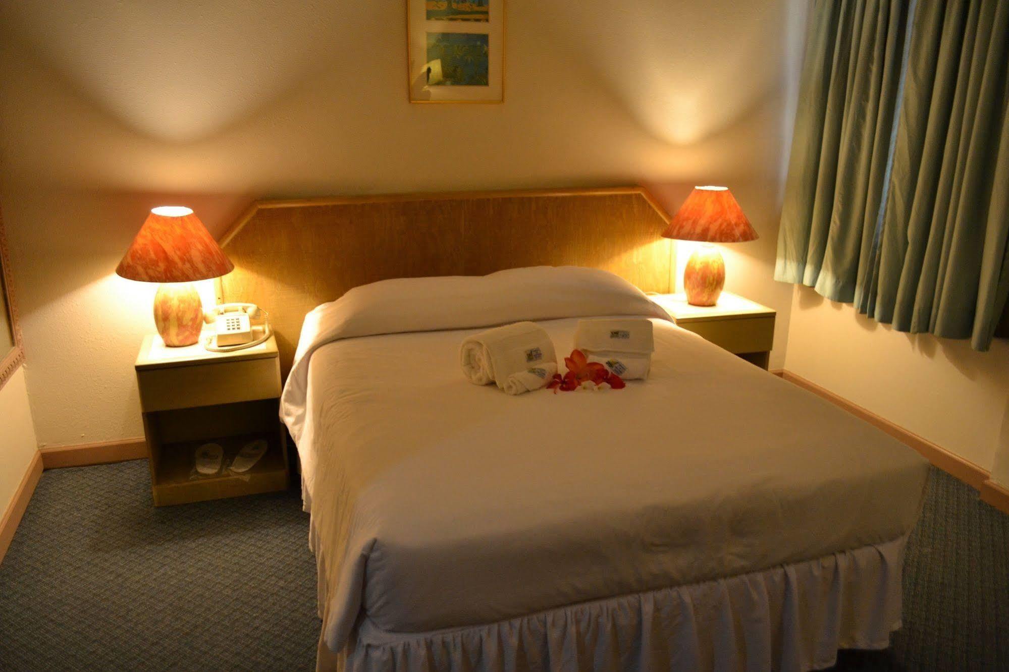 Hotel West Plaza Desekel Koror Esterno foto