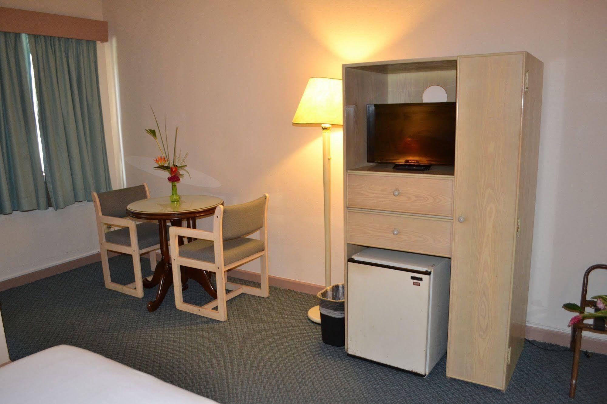 Hotel West Plaza Desekel Koror Esterno foto