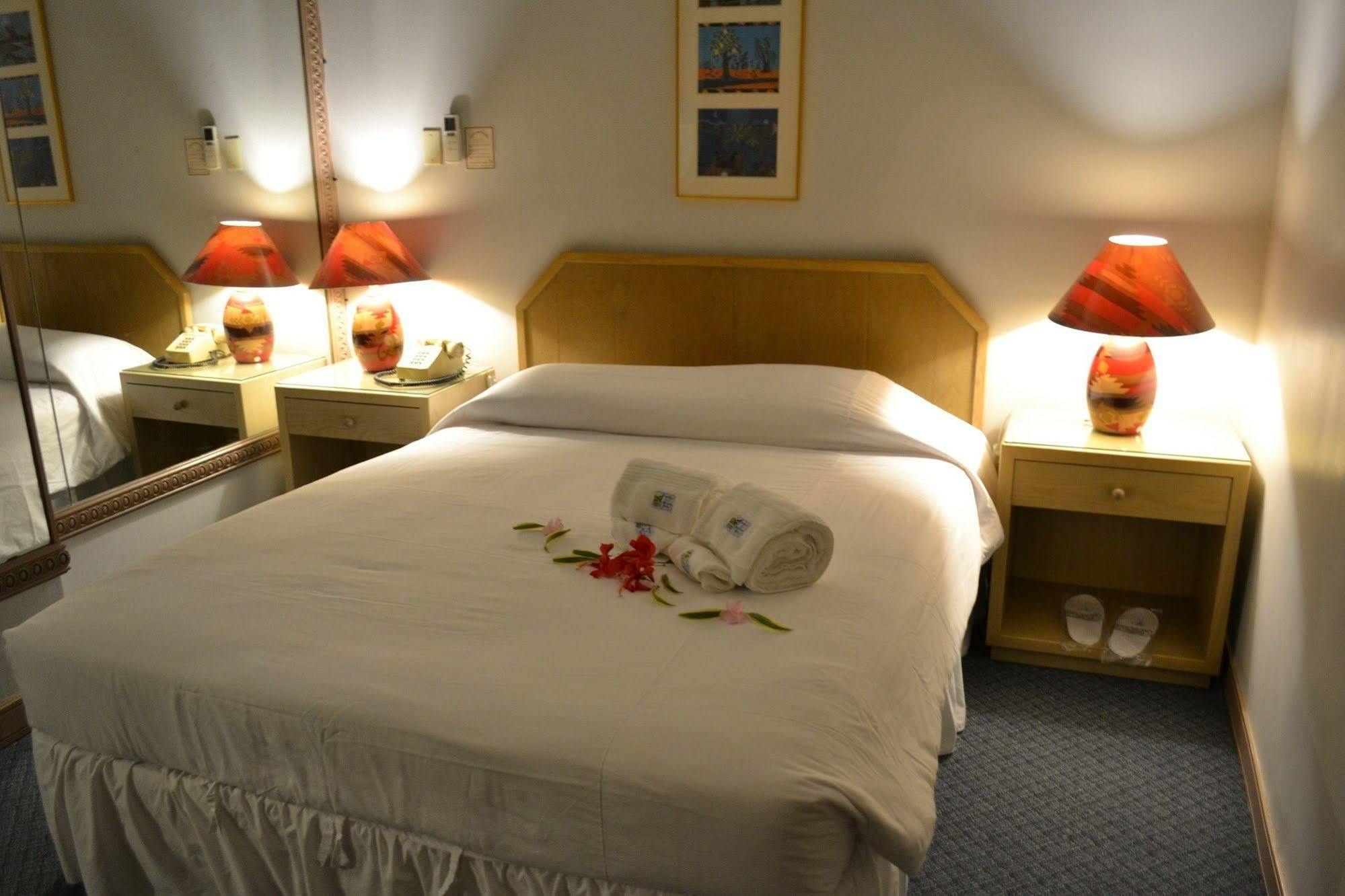 Hotel West Plaza Desekel Koror Esterno foto