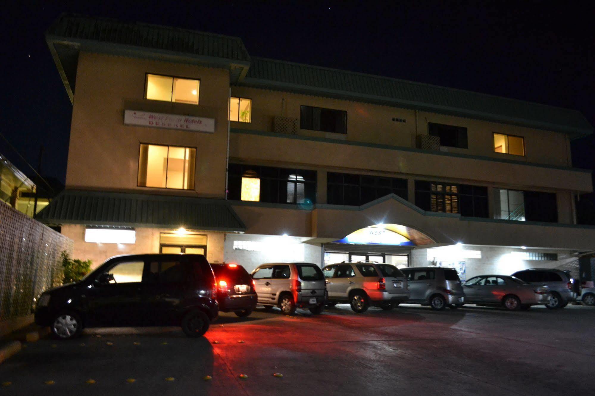 Hotel West Plaza Desekel Koror Esterno foto