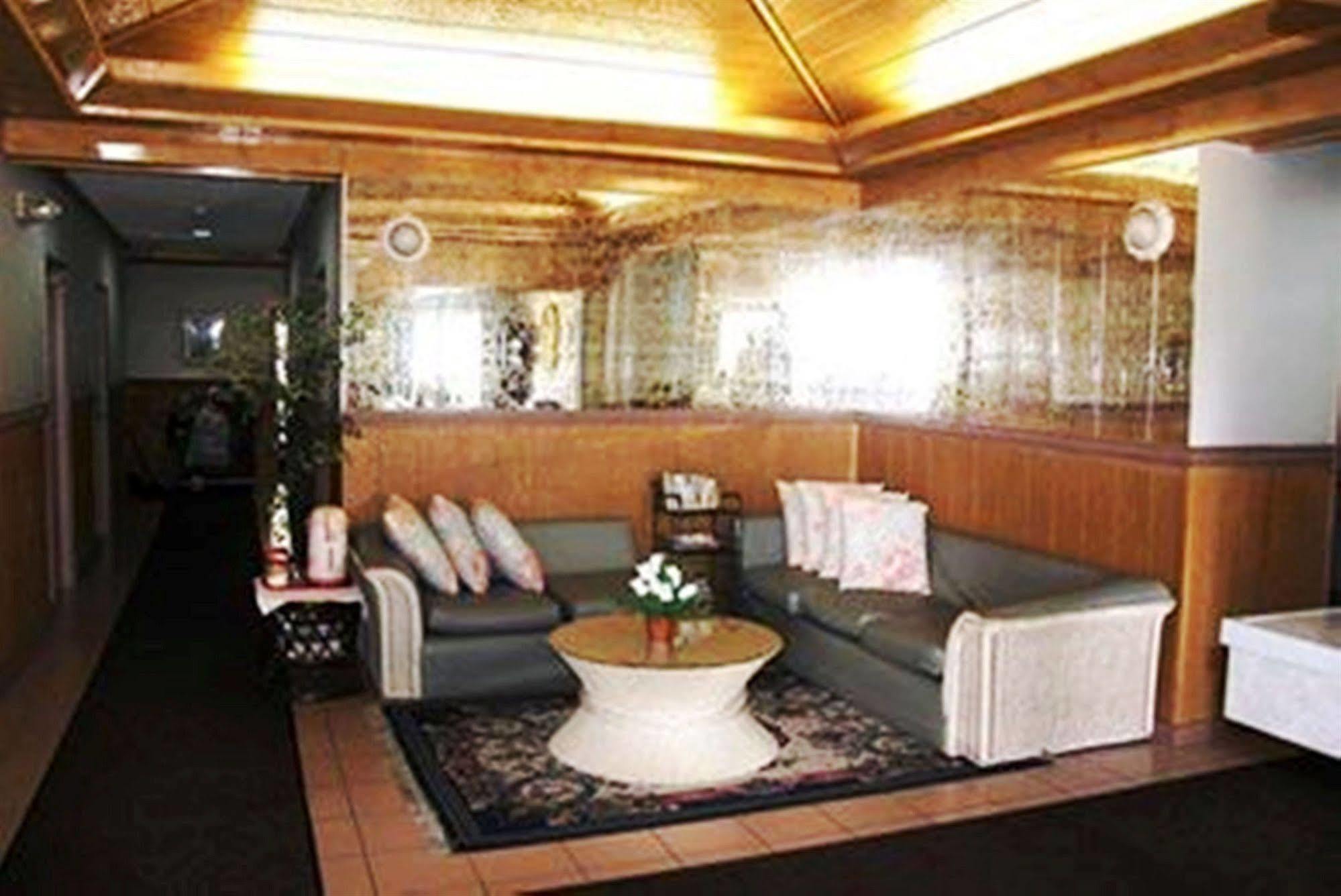 Hotel West Plaza Desekel Koror Esterno foto