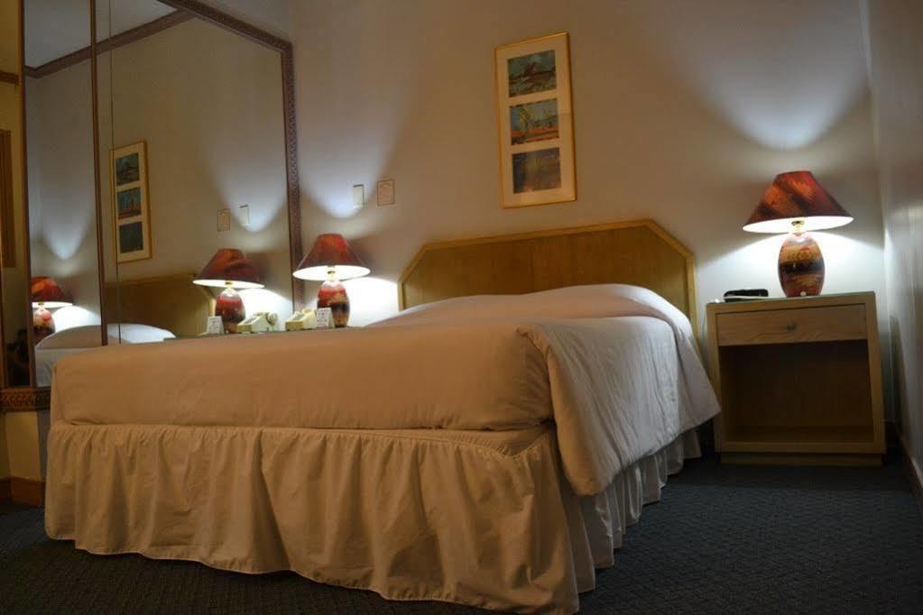 Hotel West Plaza Desekel Koror Esterno foto